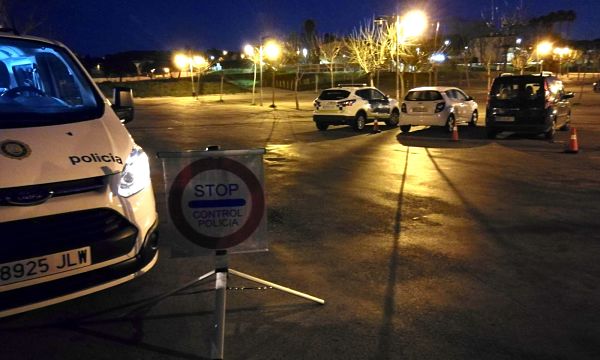 Un conductor va fugir d’un control de la Policia Local de Castell-Platja d’Aro durant el dispositiu de seguretat viària de Cap d’Any i va donar positiu en drogues i alcohol