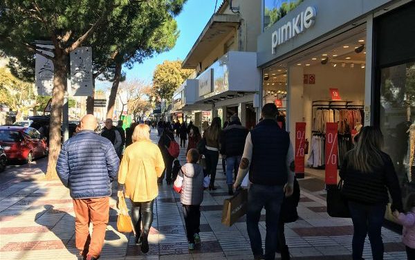 Platja d’Aro s’omple de compradors de totes les edats amb motiu del primer cap de setmana de Rebaixes d’Hivern Platja d’Aro s’omple de compradors de totes les edats amb motiu del primer cap de setmana de Rebaixes d’Hivern