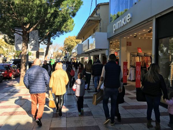 Platja d’Aro s’omple de compradors de totes les edats amb motiu del primer cap de setmana de Rebaixes d’Hivern