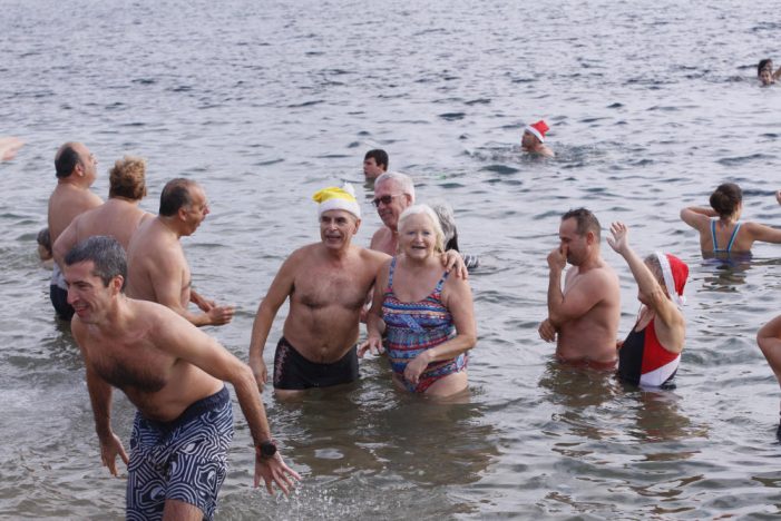 Uns 400 nedadors fan el primer bany de l’any 2019 a Sant Feliu