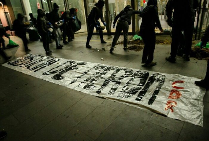 Els CDR tornen a escampar fems i escombraries a les portes dels jutjats de Catalunya