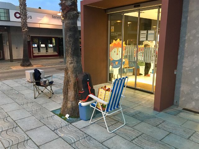 Colles de la Garrotxa i del Baix Empordà passen la nit i matinada al carrer per garantir-se una plaça per la Rua de Carrosses i Comparses de Platja d’Aro