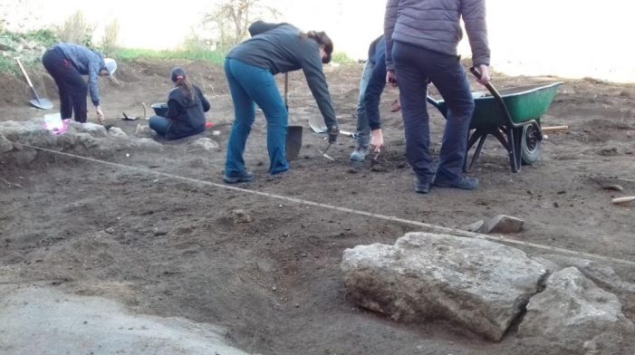 Una tomba i un mur, primeres troballes a les excavacions de la necròpolis de Romanyà de Santa Cristina