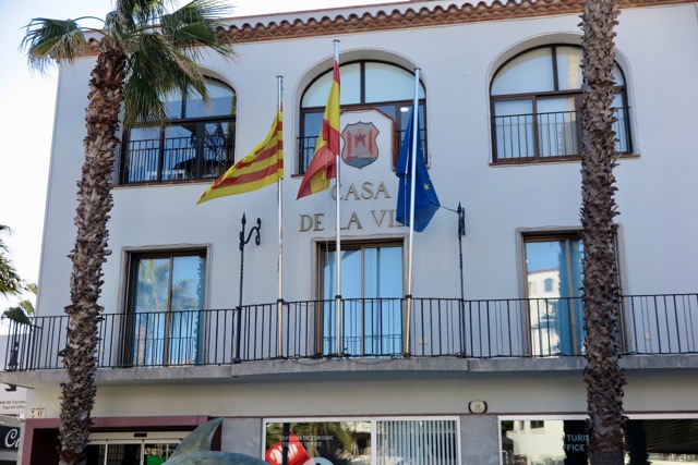 L’Ajuntament de Castell-Platja d’Aro ha retirat la pancarta que hi havia a la façana de la Casa de la Vila amb un llaç groc