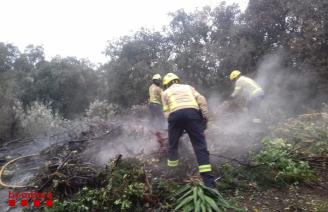 Crema una pila de llenya a Platja d’Aro