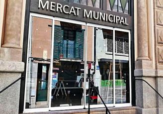 Instal·len una nova porta automàtica al mercat cobert de Sant Feliu de Guíxols