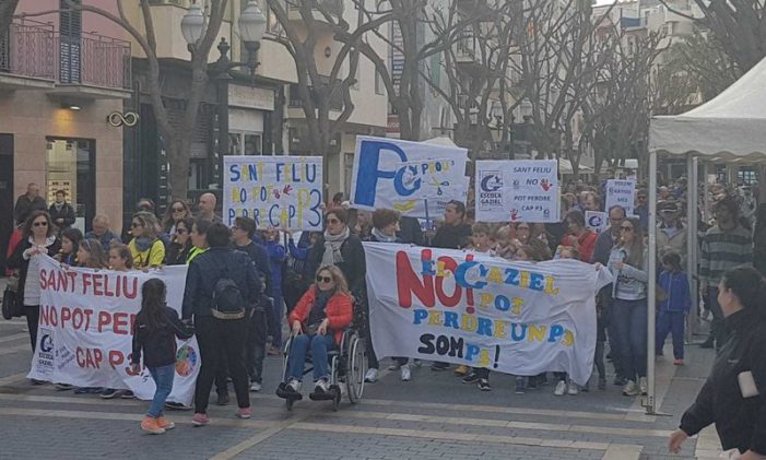 Mobilització a Sant Feliu per salvar una línia de P3