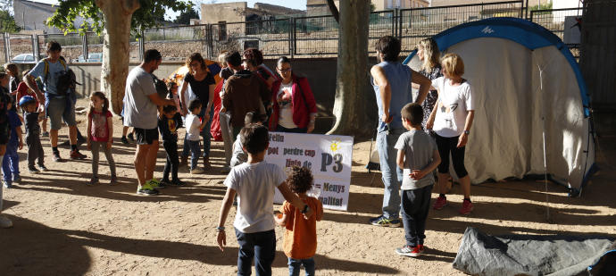 Tancada a l’escola Gaziel de Sant Feliu en contra de la supressió d’una línia de P3