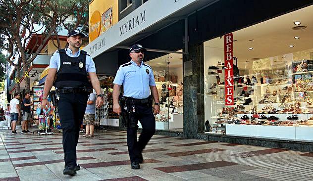 Una banda de carteristes de l’Hospitalet roba en botigues i a banyistes a Platja d’Aro