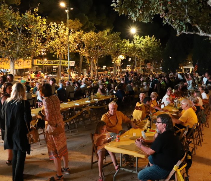 El Sopar Groc omple els jardins Juli Garreta