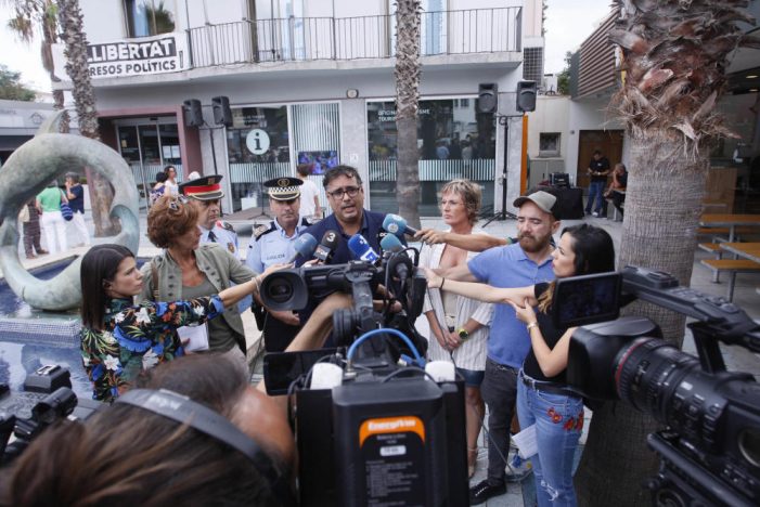 Concentració per condemnar la presumpta agressió sexual múltiple a una turista a Platja d’Aro