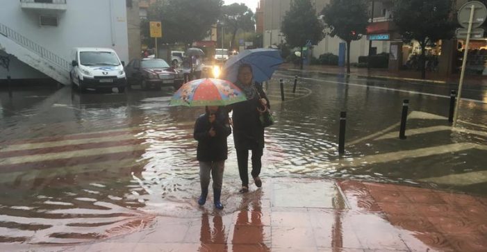 El temporal nega vies i carreteres a l’Empordà