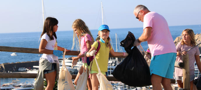 150 voluntaris recullen brossa de paratges naturals de Palamós i Sant Feliu de Guíxols