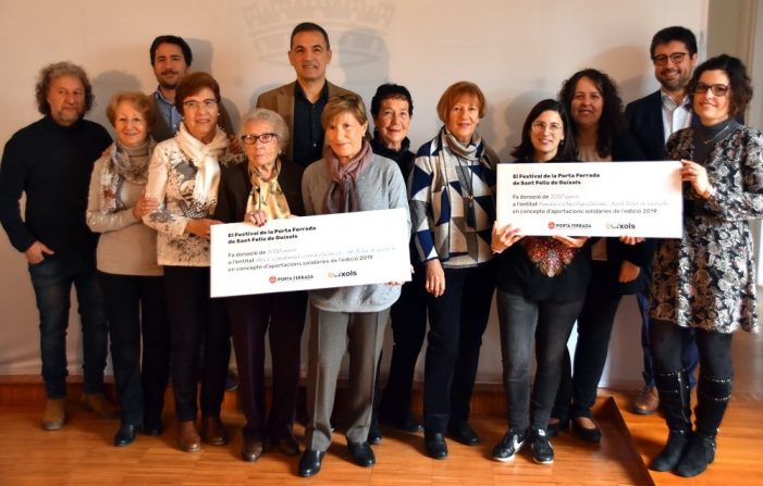 El Festival de la Porta Ferrada aporta dos xecs solidaris per a dues entitats socials