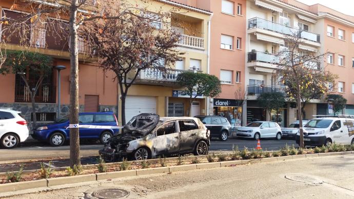 Crema totalment un cotxe a Sant Feliu de Guíxols