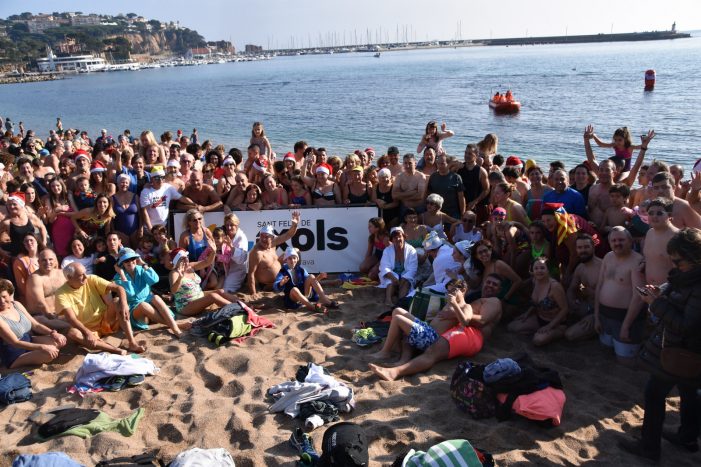 Més de 400 persones saluden l’any nou amb un bany compartit a la platja de Sant Feliu de Guíxols Més de 400 persones saluden l’any nou amb un bany compartit a la platja de Sant Feliu de Guíxols