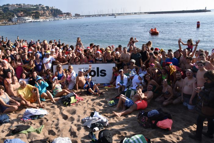 Més de 400 persones saluden l’any nou amb un bany compartit a la platja de Sant Feliu de Guíxols