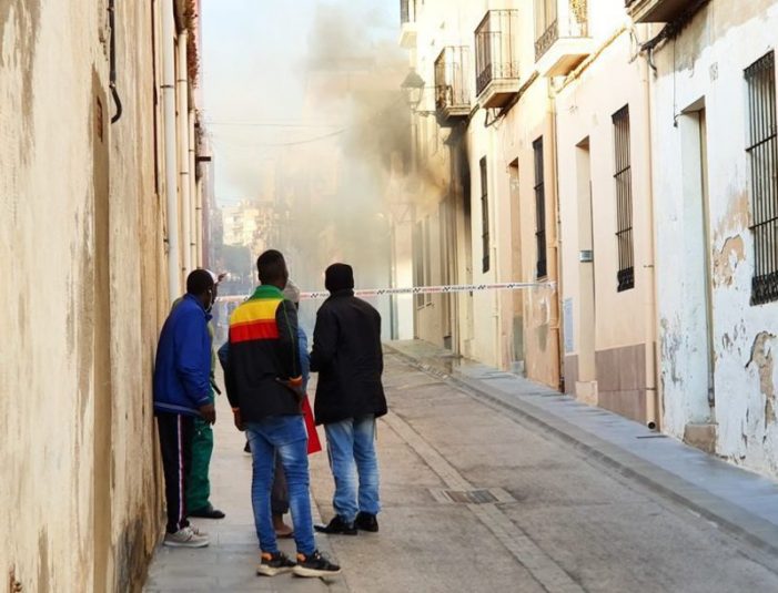 Es cremen uns baixos a Sant Feliu Es cremen uns baixos a Sant Feliu