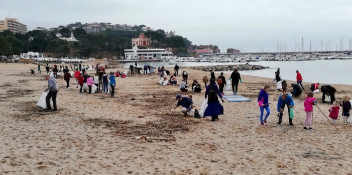 Gran resposta de voluntaris per participar en la neteja urgent de la Platja Gran de Platja d’Aro