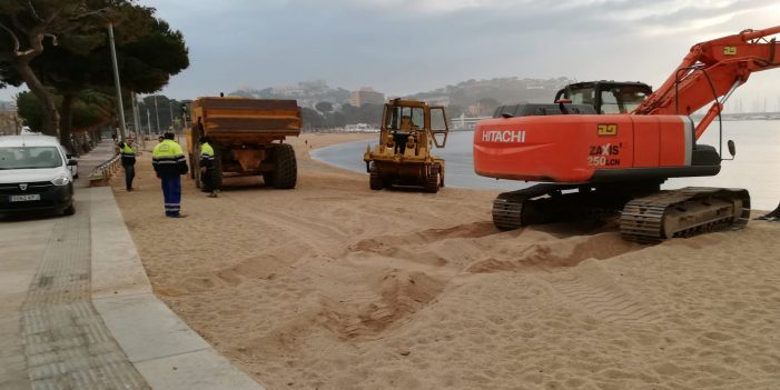 Comencen els treballs per arranjar la sorra de les platges, afectada després del temporal Gloria