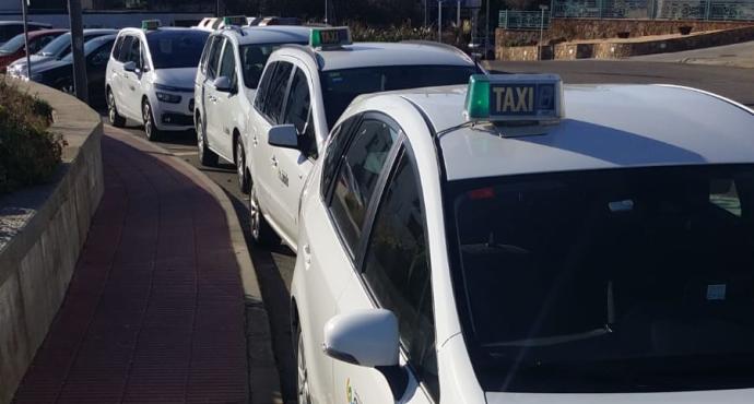 Els taxistes de Sant Feliu es planten davant d’un dels hotels que fa trasllats cobrant