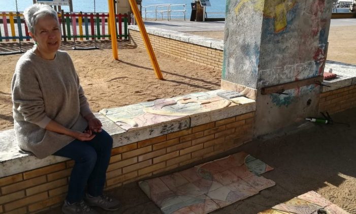 L’artista Anna Gutiérrez amb l’ajuda del servei de brigada de l’Ajuntament, col.loca al parc infantil del Passeig del Mar un mural ceràmic