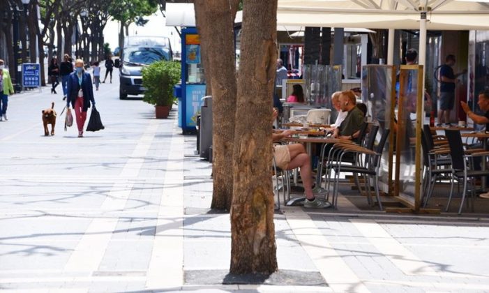 La regidora Núria Cucharero ha iniciat una ronda de visites als establiments Sant Feliu amb l’inici de la Fase 1