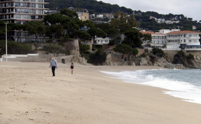 PLATJA D’ARO IMPOSARÀ UNA DISTÀNCIA DE 9 METRES ENTRE LES TOVALLOLES DE LA PLATJA