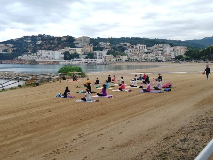 Tret de sortida de les sessions matinals de ioga que organitza l’Ajuntament de Sant Feliu