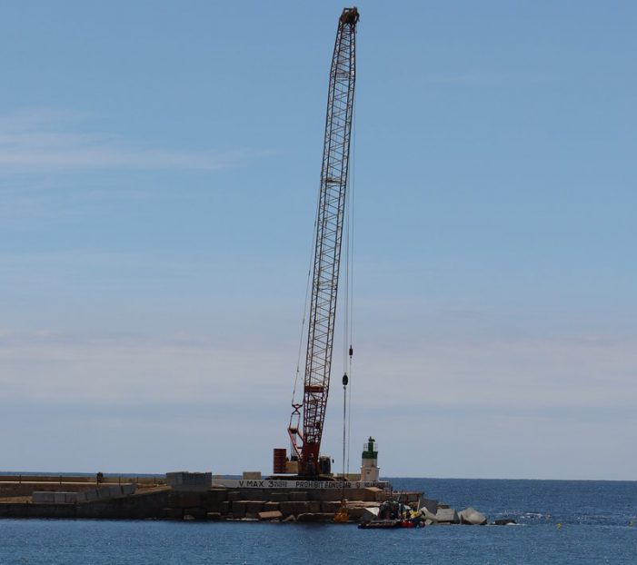 S’inicia el reforç amb nous blocs del port guixolenc