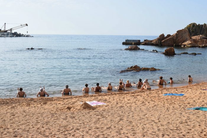 Comencen sessions de ‘gimnàstica a la platja’ a Sant Feliu de Guíxols