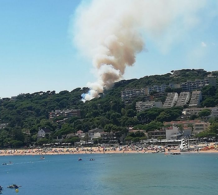 Un foc obliga a confinar veïns de Sant Feliu Un foc obliga a confinar veïns de Sant Feliu