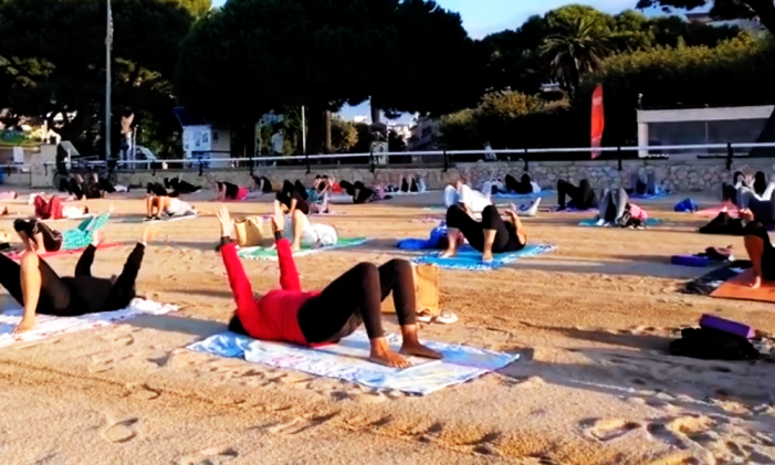 Gran èxit de les classes de ioga a la platja, que aquest any s’han acostat també fins a Sant Pol