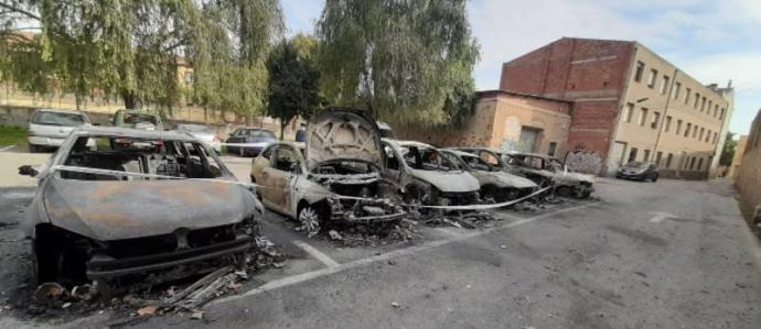 Un incendi calcina sis cotxes aparcats al carrer a Sant Feliu de Guíxols