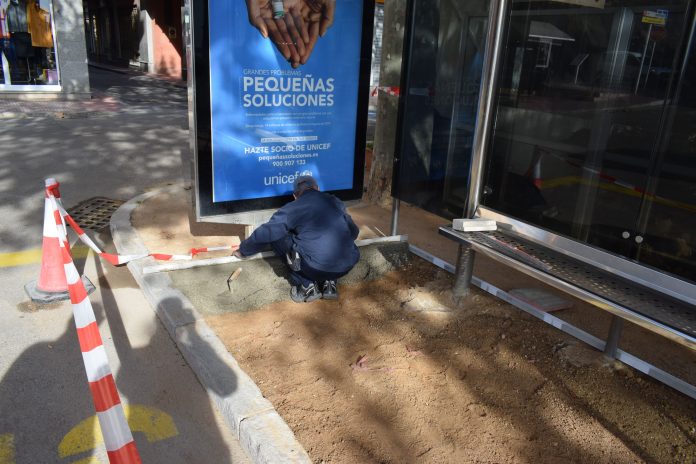 La brigada de Sant Feliu de Guíxols pavimenta el terra de la parada de bus de la cruïlla entre el passeig marítim i l’avinguda Juli Garreta