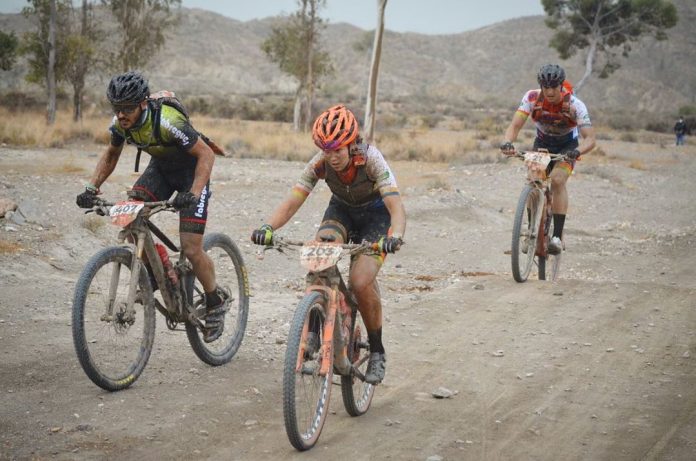 La ciclista ganxona Sílvia Roura, medalla de plata a la Titan Desert d’Almeria