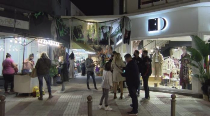 Els petits comerços de Platja d’Aro se les enginyen per sobreviure