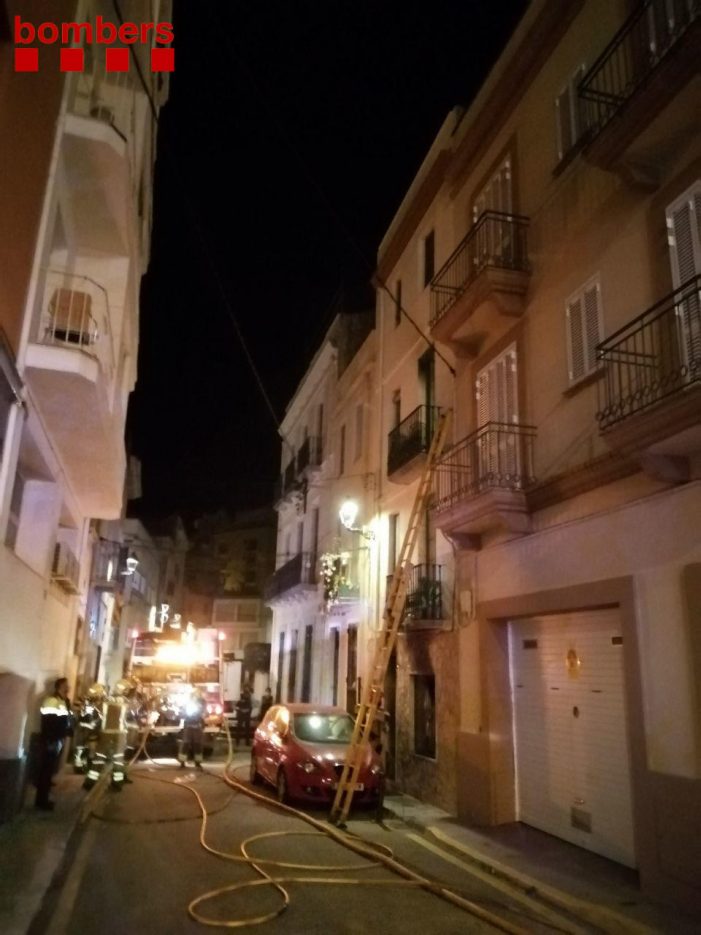 Rescaten veïns d’un balcó i del teulat en un foc d’habitatge a Sant Feliu de Guíxols