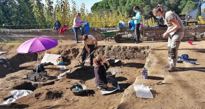 Troben deu noves tombes i una làpida a la necròpolis de Romanyà