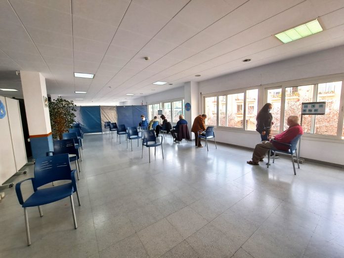 Comença la vacunació a majors de 80 anys i persones dependents al Centre Cívic Tueda