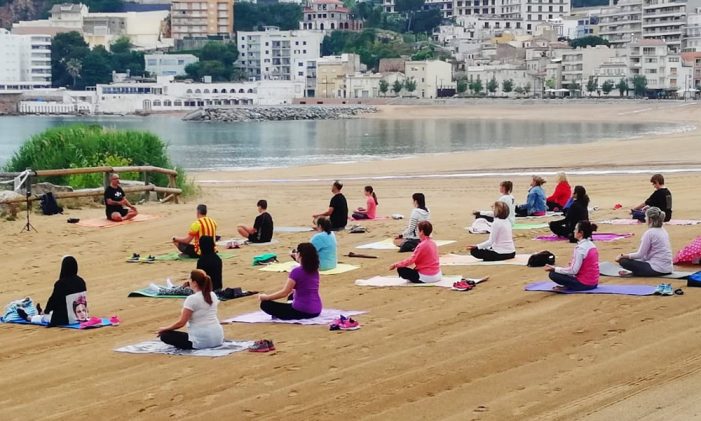 Tornen les classes de ioga gratuïtes a la platja gran de Sant Feliu i a Sant Pol