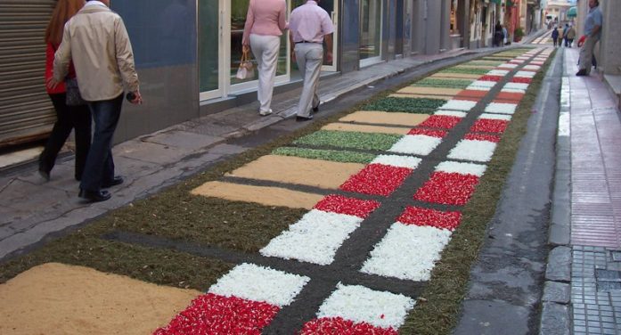 Sant Feliu de Guíxols recupera les catifes de flors als carrers