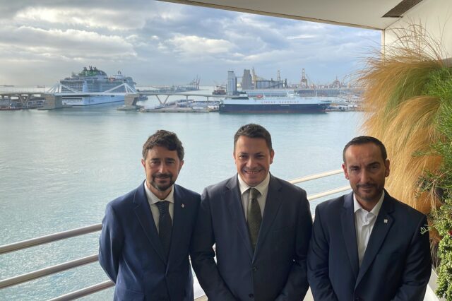 Toni Carrión amb Damià Calvet i Joan Pere al Port de Barcelona
