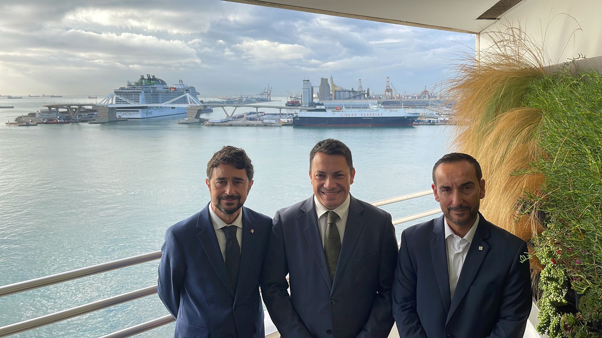 Toni Carrión amb Damià Calvet i Joan Pere al Port de Barcelona