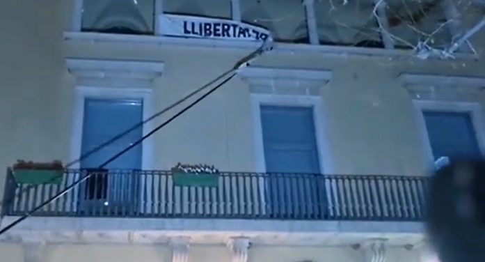 Junts demana al govern que restitueixi la pancarta del balcó de l’Ajuntament