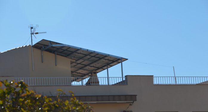 Junts denuncia que l’alcalde Carles Motas ha muntat il·legalment plaques solars al seu domicili particular