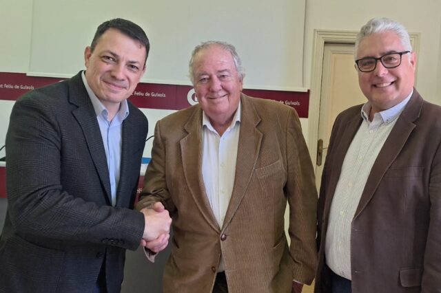 Regidors de Junts, Toni Carrión i David González, al centre Albert Sibils, President de la Cambra de Comerç de Sant Feliu de Guíxols