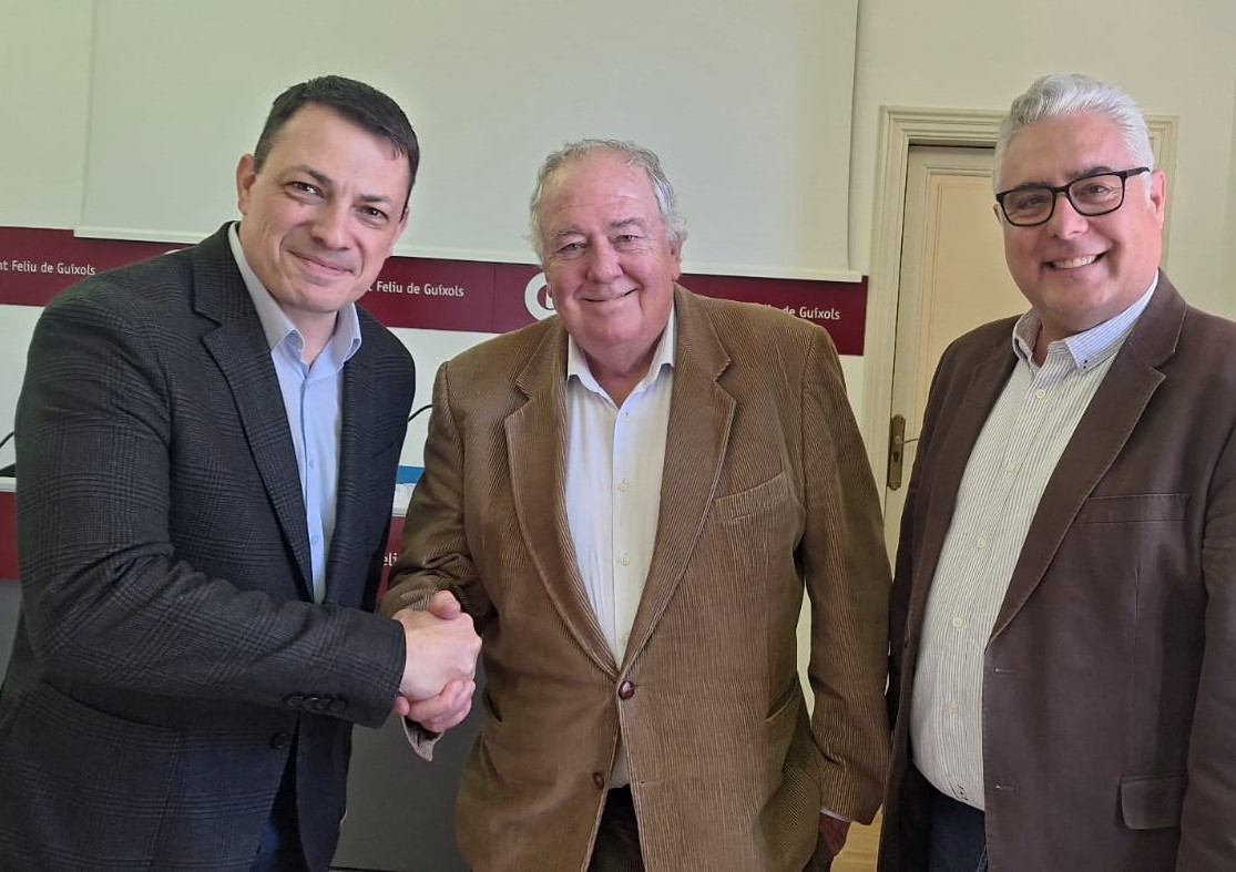 Regidors de Junts, Toni Carrión i David González, al centre Albert Sibils, President de la Cambra de Comerç de Sant Feliu de Guíxols
