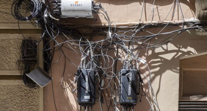 Junts per Catalunya proposa soterrar el cablejat aeri a Sant Feliu de Guíxols per millorar la imatge i la seguretat urbana