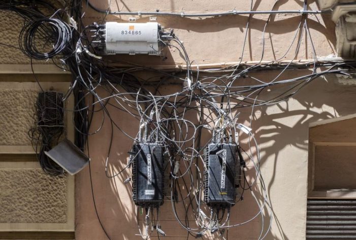 Junts per Catalunya proposa soterrar el cablejat aeri a Sant Feliu de Guíxols per millorar la imatge i la seguretat urbana